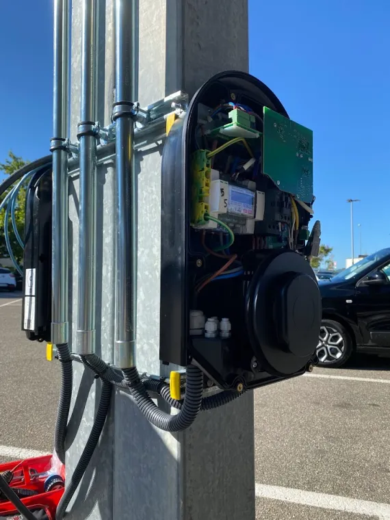 Installation de bornes de recharge pour professionnel à Saint-Étienne, Saint-Étienne, BJ Connect 42